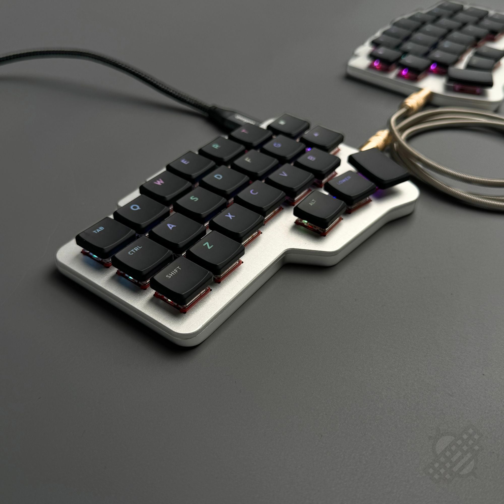 Pre-soldered Corne v4 Choc v2 with Aluminum 2-way Case Wired Split Keyboard - Thumbnail 4