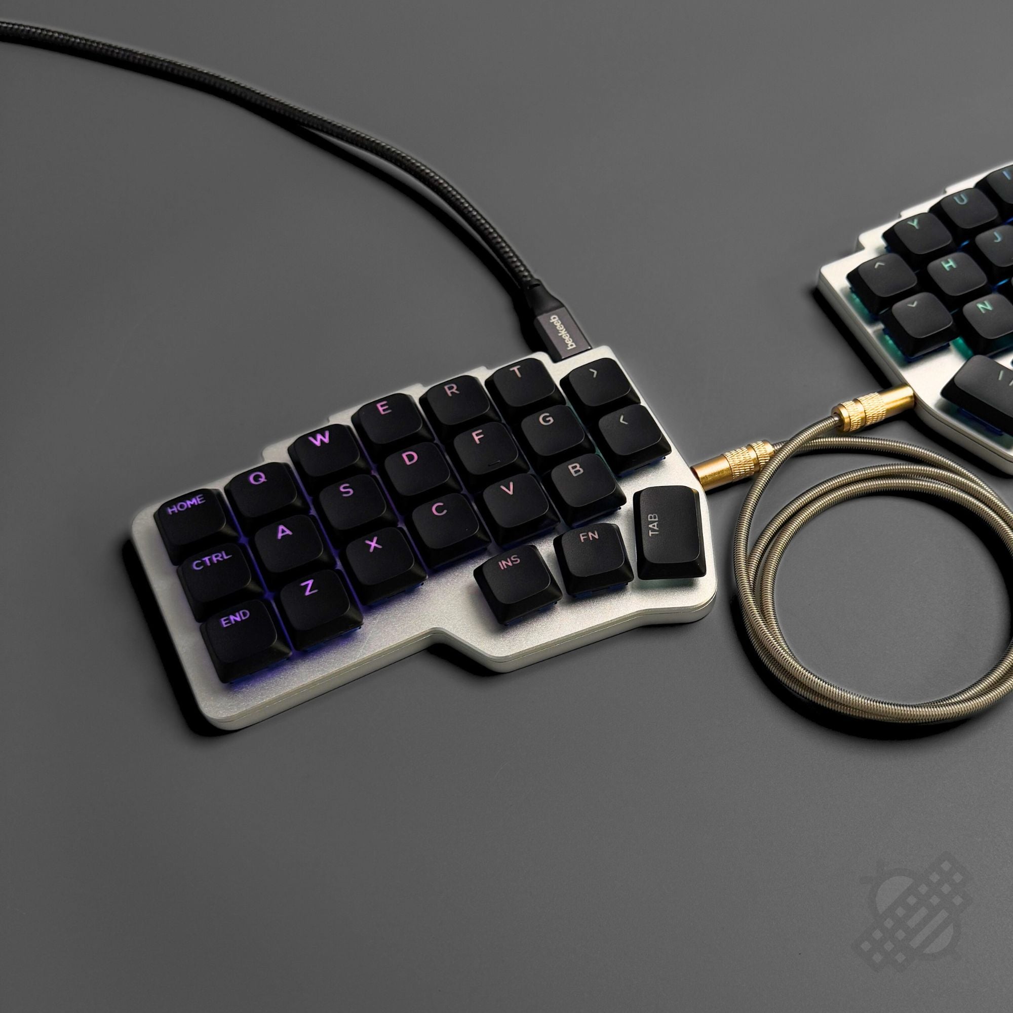 Pre-soldered Corne v4 Choc v2 with Aluminum 2-way Case Wired Split